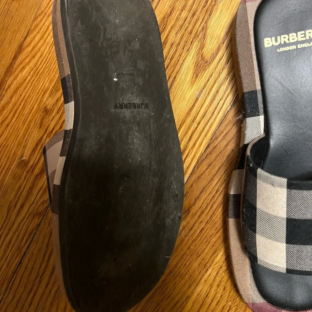 Burberry slides slightly worn size 38 - Picture 2 of 2